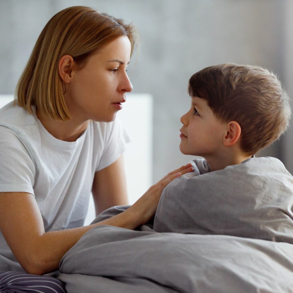 Madre e hijo hablando
